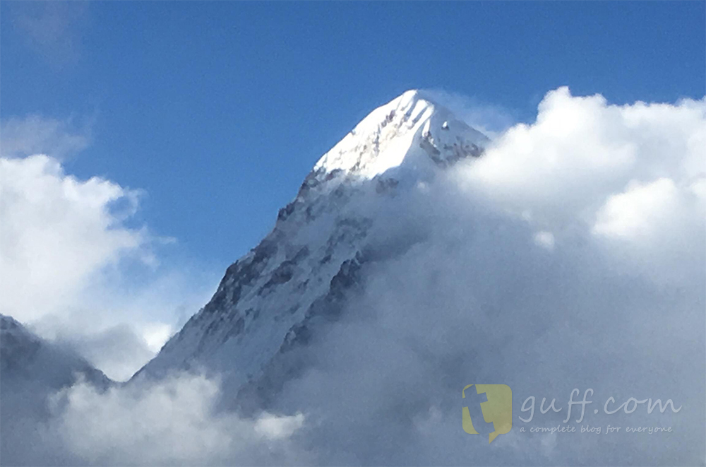 बादलुको घुम्टोले सगरमाथा छोपिँदा (फोटो)